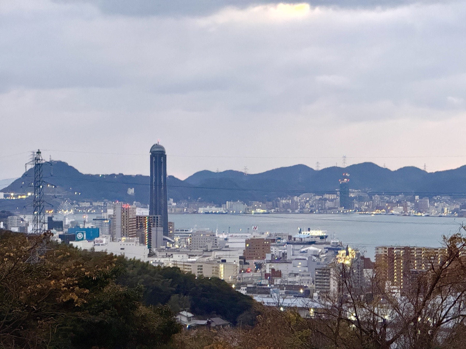 彦島から望む下関市街と関門海峡の眺め