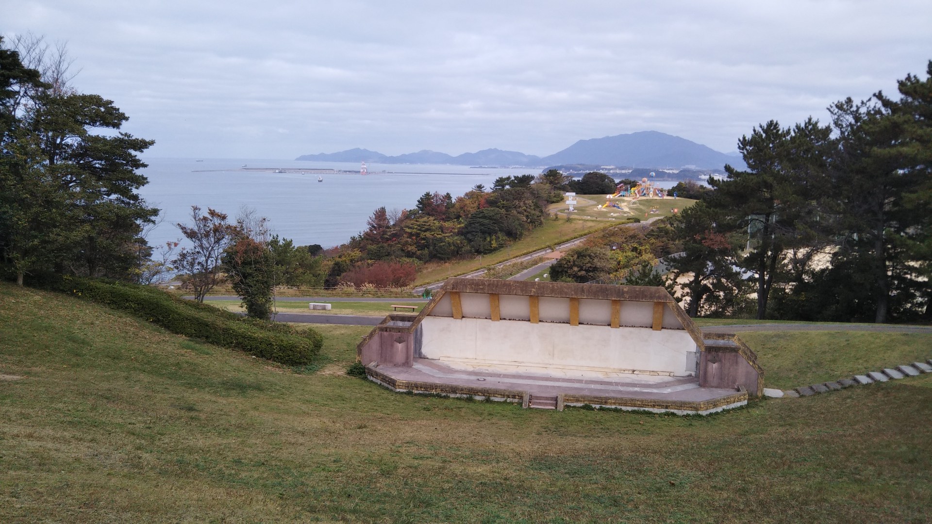 老の山公園の高台にある展望スペースから、関門海峡と対岸の街並みを望む風景