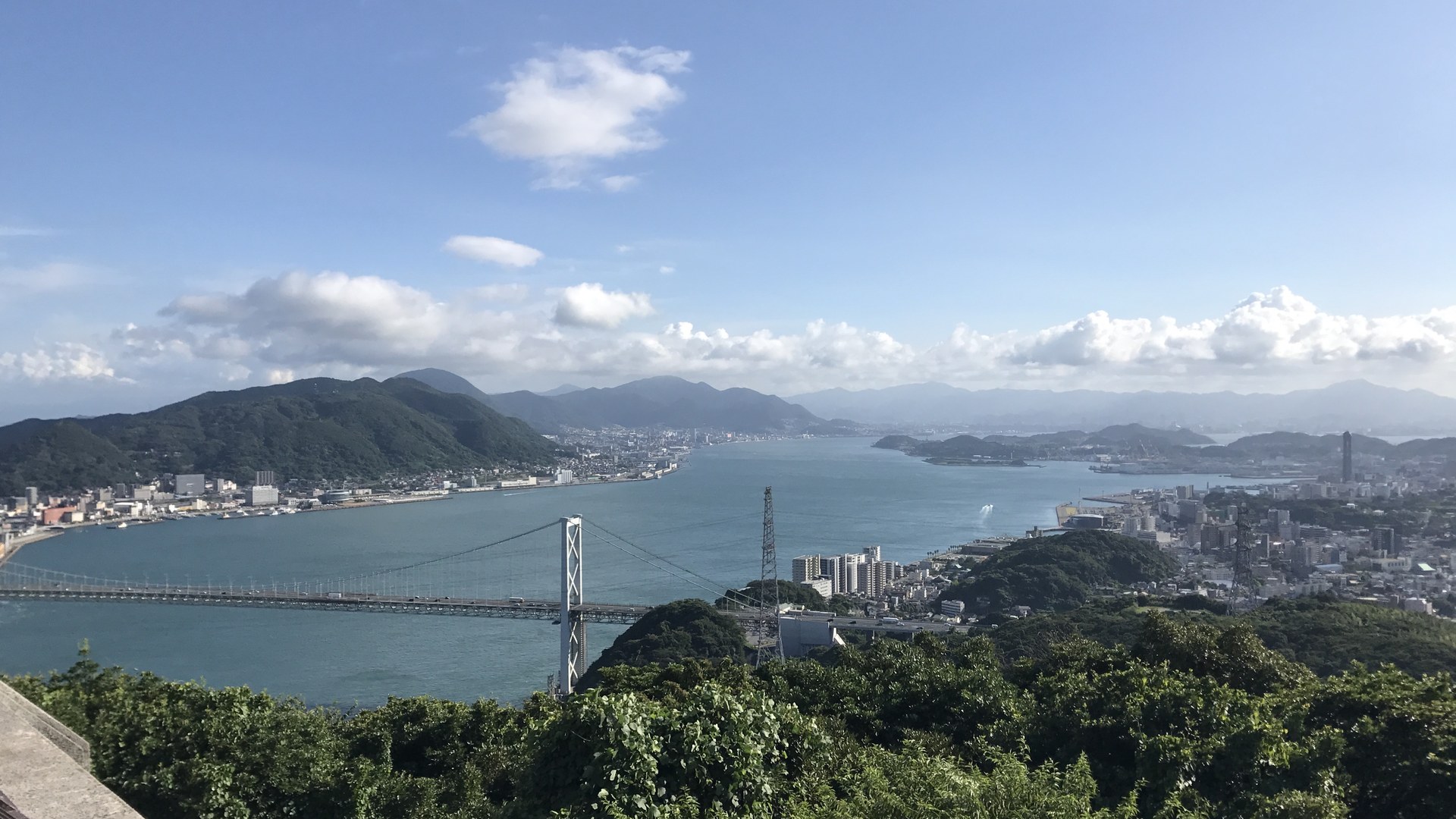 火の山公園の展望台から見た関門海峡・関門橋と下関・北九州の街並み